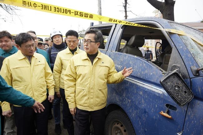 김동연 경기도지사가 군 전투기 오폭사고가 발생한 포천시 이동면이 특별재난지역으로 선포된 데 대해 환영의 뜻을 밝히며, 피해주민들의 조속한 일상회복이 이뤄지도록 모든 조치들이 빠르게 이행될 것을 강조했다.