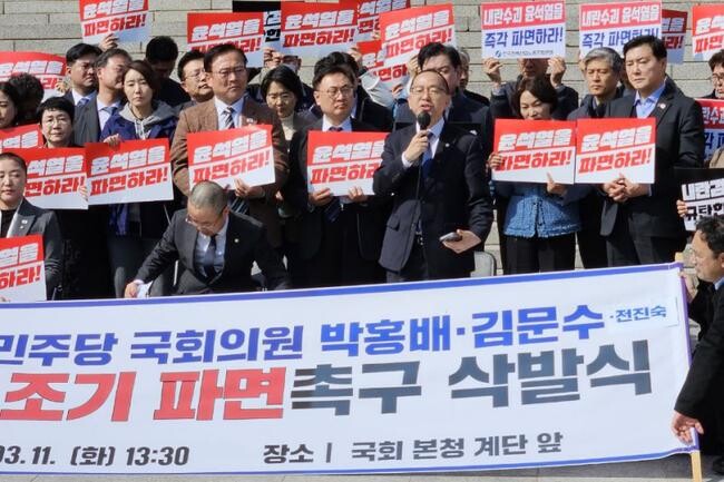 더불어민주당 김문수 의원(전남 순천광양곡성구례갑)이 11일 박홍배 · 전진숙 의원과 함께 윤석열 대통령 파면을 촉구하며 삭발을 단행했다.