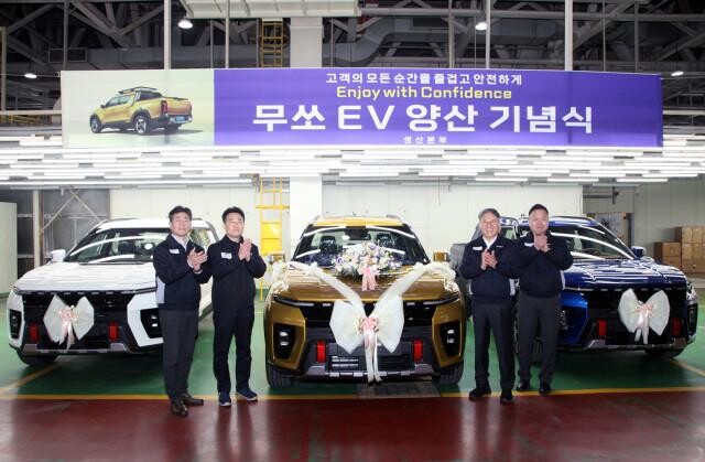 지난 11일 열린 `무쏘 EV` 양산 기념식에서 임직원들이 기념 촬영을 하고 있다. 왼쪽부터 황기영 대표이사, 노철 노동조합 위원장, 곽재선 회장, 박장호 대표이사
