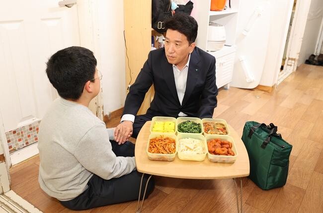 하나금융그룹(회장 함영주)은 가족돌봄아동 · 청소년(영 케어러)의 돌봄 부담 경감 및 건강한 성장을 위한 식사 지원 사업을 실시한다고 밝혔다.