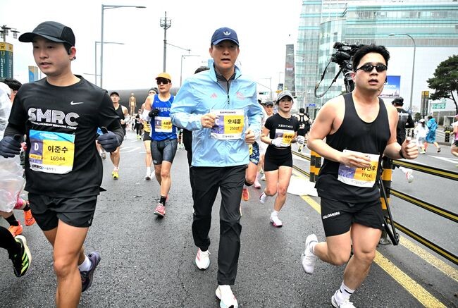 오세훈 서울시장이 16일 광화문광장에서 열린 2025 서울마라톤에서 참가자들과 함께 도심을 달리고 있다.