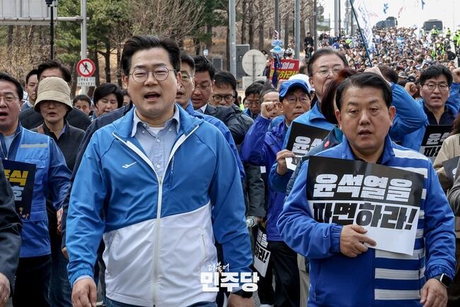 박찬대 원내대표가 2025.03.15.(토) 서울 마포대교를 건너면서 피켓을 들고 구호를 외치고 있다.