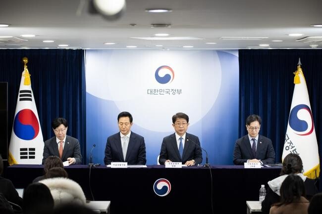 국토교통부는 19일 서울시, 기획재정부, 금융위원회 등 관계기관과 함께 정부서울청사에서 열린 `부동산 관계기관 회의`를 통해 주택시장 안정화 방안을 발표했다.