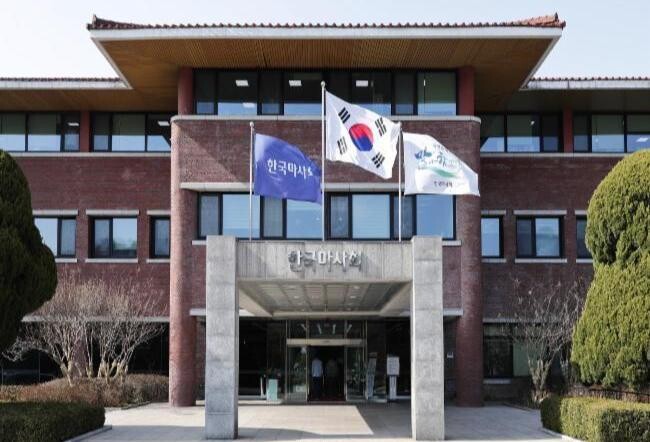 한국마사회(회장 정기환)는 국민 눈높이에 부합하는 서비스 전달체계를 마련하기 위해 행정안전부, 한국지능정보사회진흥원(NIA)과 함께 `2025년도 상반기 디지털서비스 개방`을 추진한다고 이달 21일 밝혔다.