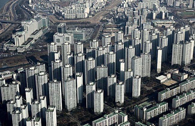 국토교통부는 21일 `토지거래허가구역 내 분양 아파트가 거래허가 대상에서 제외된다`는 일부 언론 보도에 대해 `일부 사실이 아니다`라고 공식 해명했다.