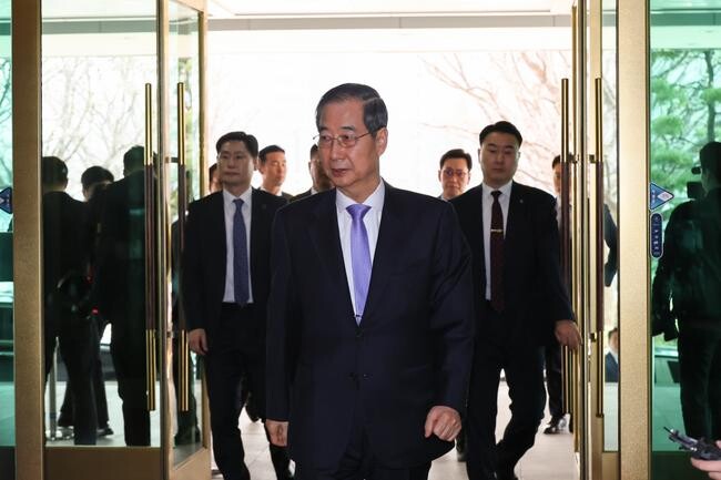 직무 복귀한 한덕수 대통령 권한대행 국무총리가 24일 세종대로 정부서울청사로 출근 하고 있다.
