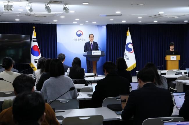 한덕수 대통령 권한대행 국무총리가 지난 해 12월 26일 세종대로 정부서울청사에서 대국민담화를 발표하고 있다.