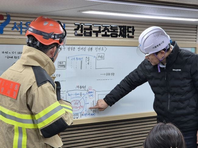 24일(월) 강동구 명일동에서 발생한 땅꺼짐 현장을 찾은 오세훈 서울시장이 서울시 재난현장지휘차량에서 상황을 보고받고 있다.