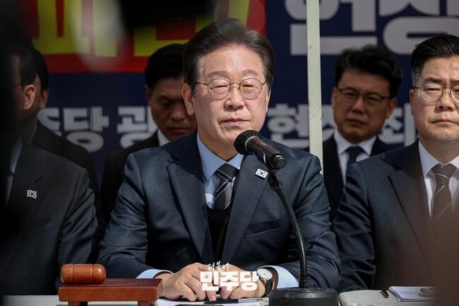 이재명 더불어민주당 대표는 24일 오전 광화문 천막당사에서 열린 제92차 최고위원회의 모두발언에서 윤석열 대통령에 대한 탄핵 심판 선고 지연을 강하게 비판하며, 헌법재판소에 조속한 결정을 촉구했다.