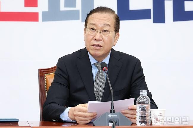 24일 오전 권영세 비상대책위원장과 권성동 원내대표는 서울 여의도 국회 회의실에서 헌법재판소에서 한덕수 국무총리에 관한 탄핵 기각 판결에 관련하여 기자회견을 하고 있다.