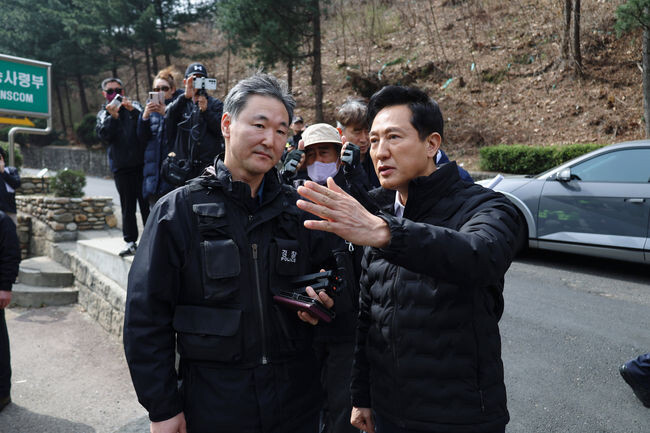 오세훈 서울시장이 25일(화) 오전 전국농민회총연맹 트랙터 상경 시위가 예고된 남태령 일대를 찾아 이연형 서울방배경찰서장으로부터 현장상황을 보고 받고 대책을 공유하고 있다.