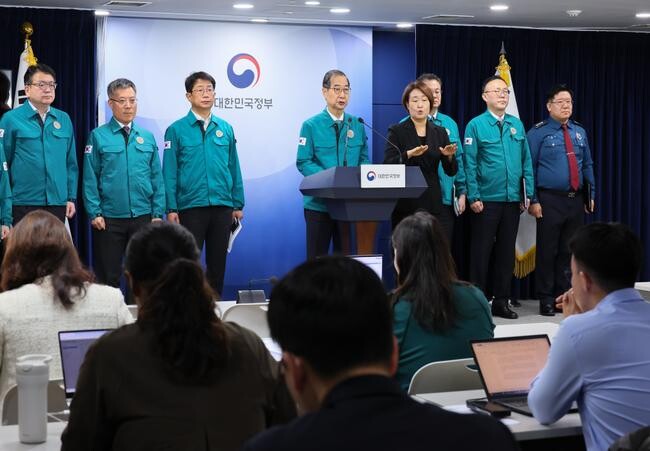 한덕수 대통령 권한대행 국무총리가 26일 세종대로 정부서울청사에서 산불 예방 관련 대국민담화를 하고 있다.