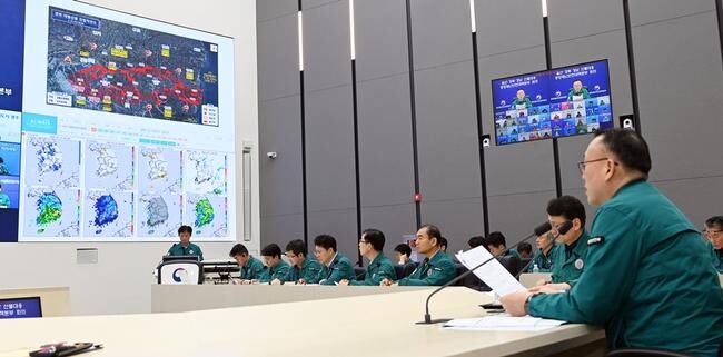 이한경 중앙재난안전대책본부 차장(행정안전부 재난안전관리본부장)이 27일 오전 정부세종청사 중앙재난안전상황실에서 열린 울산-경북-경남지역 산불대응 중앙재난안전대책본부 회의를 주재하고 있다.