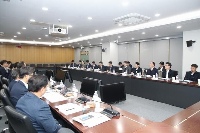 국토교통부와 서울시는 4월 1일 서울시청에서 `국토부-서울시 주택정책 협의회`를 열고, 주택시장 안정을 위한 다각적인 조치를 시행하기로 했다.