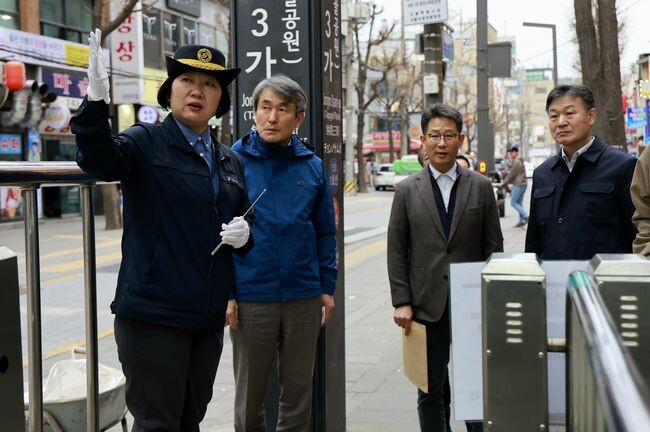 백호 서울교통공사 사장은 2일, 종로3가역을 방문해 현장 상황을 직접 확인하고 있다.