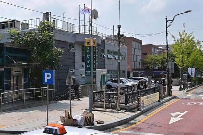 서울교통공사는 4일 오전 9시부터 6호선 한강진역에서 무정차 통과를 실시하고, 역사 내 모든 출구를 통제한다고 밝혔다.