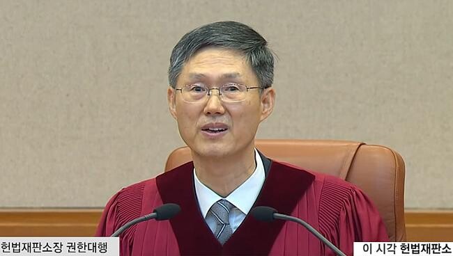 헌법재판소가 4일 윤석열 대통령에 대한 탄핵심판에서 재판관 9명 전원 일치로 파면 결정을 내렸다.