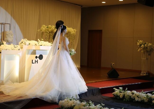한국토지주택공사(LH)는 지난 5일 경남 진주에 위치한 LH 본사 사옥에서 예식 공간 일반 개방 이후 첫 번째 결혼식이 성황리에 진행됐다고 밝혔다.