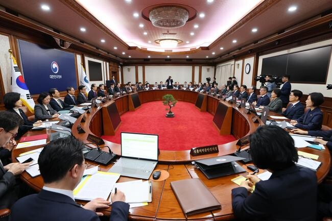 한덕수 대통령 권한대행 국무총리가 8일 세종대로 정부서울청사에서 열린 국무회의를 주재, 모두발언을 하고 있다.
