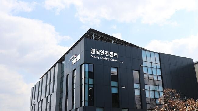 현대로템은 8일, 경남 창원공장 품질안전센터 옥상에 자체 태양광 발전 설비를 설치하고 재생에너지 생산을 시작했다고 밝혔다.