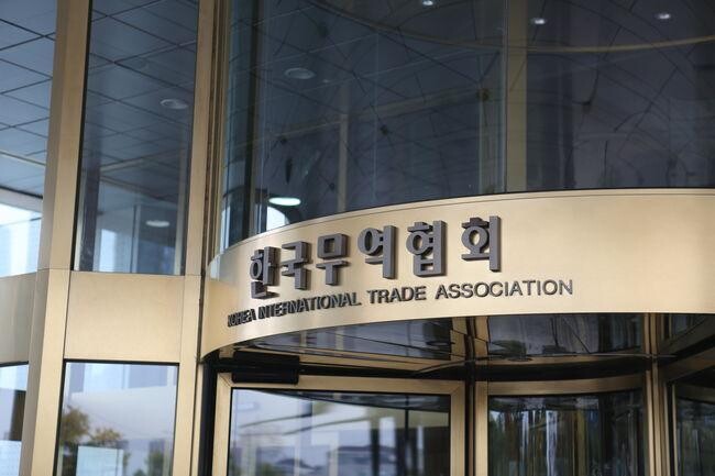 한국무역협회(KITA)의 최신 분석에 따르면 2024년 한국 경제성장률 2.04% 중 수출이 1.93%포인트를 기여하며 국가 경제성장의 핵심 동력으로 작용한 것으로 나타났다.