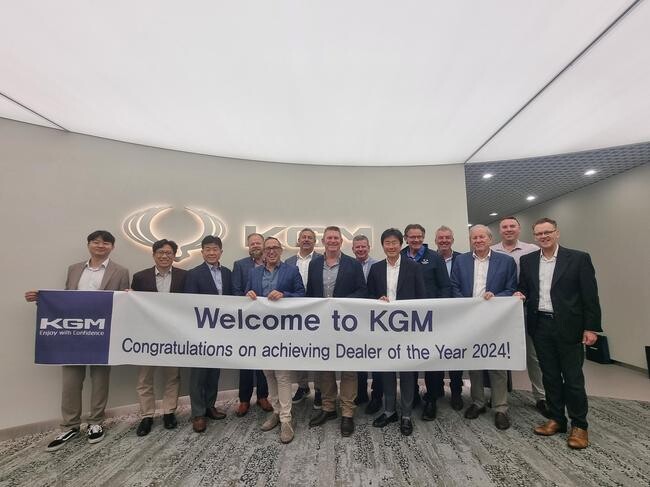 KG 모빌리티가 호주 시장 내 우수 딜러들을 평택 본사로 초청해 신모델 시승과 함께 회사의 미래 전략을 공유하며, 우수한 성과를 거둔 현지 파트너들에게 감사를 전하는 자리를 마련했다.