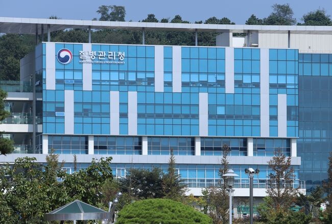 질병관리청(청장 지영미)은 15일, 코로나19 유행 초기부터 2024년 위기단계 하향에 이르기까지 4년간의 방역 대응 경험을 총망라한 『코로나19 대응 백서』를 발간했다고 밝혔다.