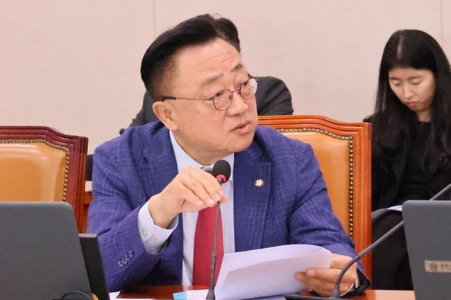 고동진 국민의힘 의원(서울 강남구병)이 군사시설을 무단으로 촬영할 경우 처벌 수위를 대폭 강화하는 「군사기지 및 군사시설 보호법」 일부개정법률안을 지난 15일 국회에 대표 발의했다고 밝혔다.