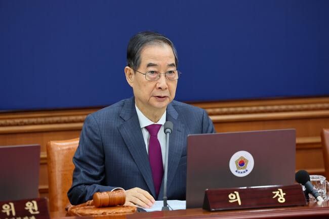 한덕수 대통령 권한대행 국무총리가 지난 14일 세종대로 정부서울청사에서 열린 국무회의를 주재, 모두발언을 하고 있다.