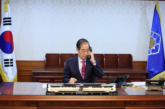 한덕수 대통령 권한대행 국무총리가 지난 8일 세종대로 정부서울청사에서 도널드 트럼프 美대통령과 전화 통화를 하고 있다.