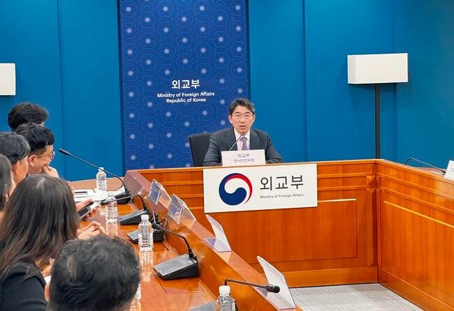 외교부는 4월 22일 윤주석 영사안전국장 주재로 한국여행업협회 및 주요 여행사 관계자들이 참석한 가운데, 필리핀 내 우리 국민 대상 강력범죄 증가에 대응하기 위한 긴급 안전간담회를 개최했다.