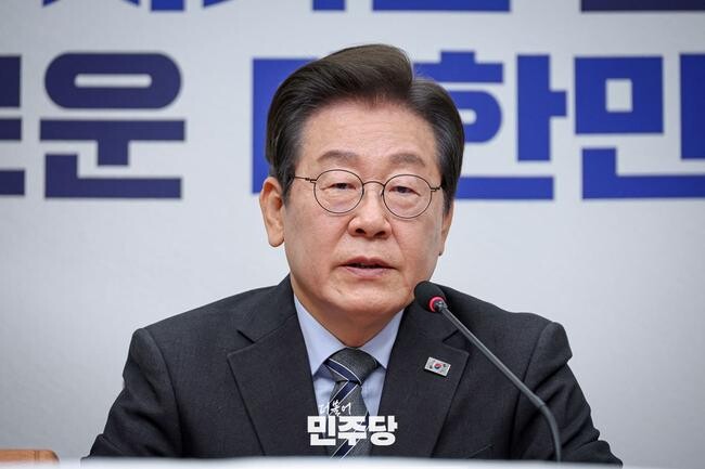 NBS 결과에 따르면 이재명 더불어민주당 대표가 차기 대통령 적합도에서 41%의 지지를 얻어 경쟁 후보들을 압도하고 있으며, 가상 3자 대결 구도에서도 모두 우위를 점한 것으로 나타났다.