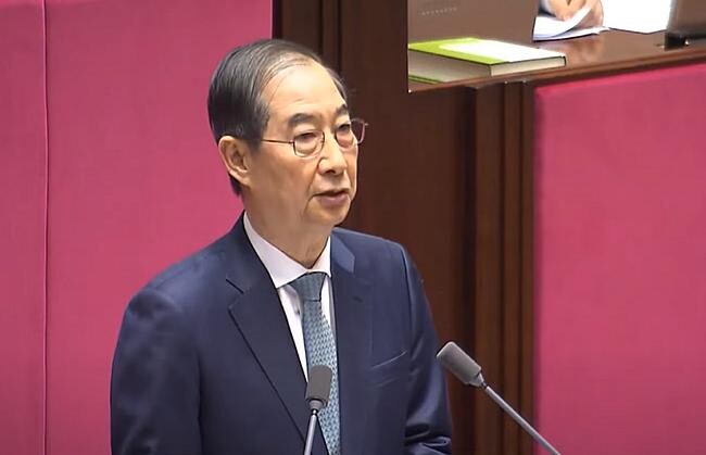 한덕수 대통령 권한대행 국무총리는 24일 국회 본회의장에서 시정연설을 통해 12조 2,000억 원 규모의 추가경정예산안(추경) 심의를 요청하며 `대내외 중대한 도전에 직면한 상황에서 국회의 협조가 절실하다`고 밝혔다.