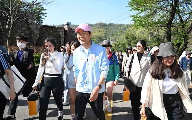 오세훈 서울시장이 24일(목) `서울 등산관광센터 관악산점 개관식`을 찾은 시민들과 함께 걷고 있다.