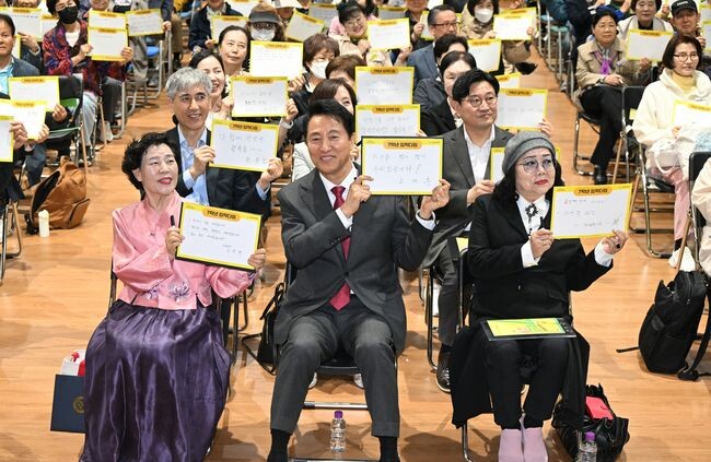 오세훈 서울시장은 24일(목) 다시가는 캠퍼스(관악구 봉천동)에서 열린 서울시민대학 `7학년교실 종합 입학식`에서 입학생들과 기념사진을 촬영하고 있다.