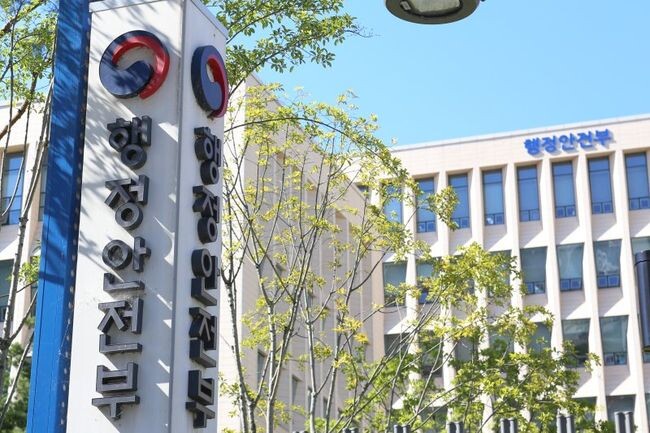 행정안전부가 교육부, 삼성전자, 삼성화재와 함께 4월 28일부터 5월 16일까지 스마트폰 사용으로 인한 교통사고 예방을 위해 전국 17개 초등학교 980여 명을 대상으로 `어린이 보행안전 캠페인`을 진행한다.