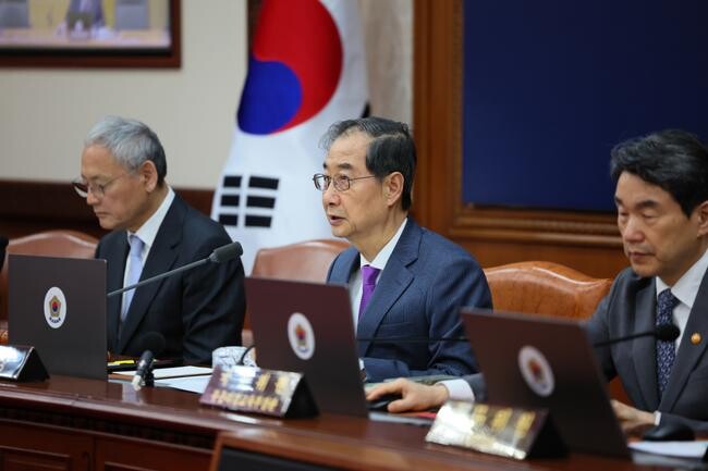 한덕수 대통령 권한대행 국무총리가 지난 22일 세종대로 정부서울청사에서 열린 국무회의를 주재, 모두발언을 하고 있다.