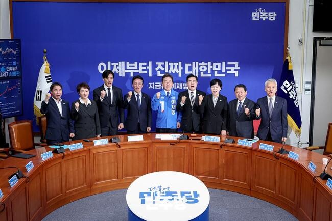 이재명 대통령선거 후보가 2025.04.28.(월) 국회 본청 당대표회의실에서 열린 최고위원회의에 참석하여 기념 촬영을 하고 있다.