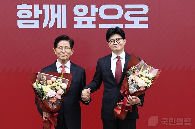 국민의힘 당 선거관리위원회는 29일 서울 여의도 국민의힘 중앙당사에서 제21대 대통령선거 후보자 3차 경선 진출자로 김문수 후보와 한동훈 후보를 발표했다. 두 후보는 방송 토론과 결선 투표를 거쳐 다음 달 3일 전당대회에서 제21대 대통령 선거 국민의힘 후보자로 최종 확정한다.