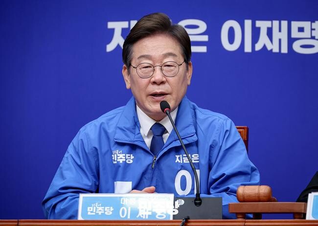 이재명 대통령선거 후보가 2025.04.28.(월) 국회 본청 당대표회의실에서 열린 최고위원회의에 참석하여 기념 촬영을 하고 있다.