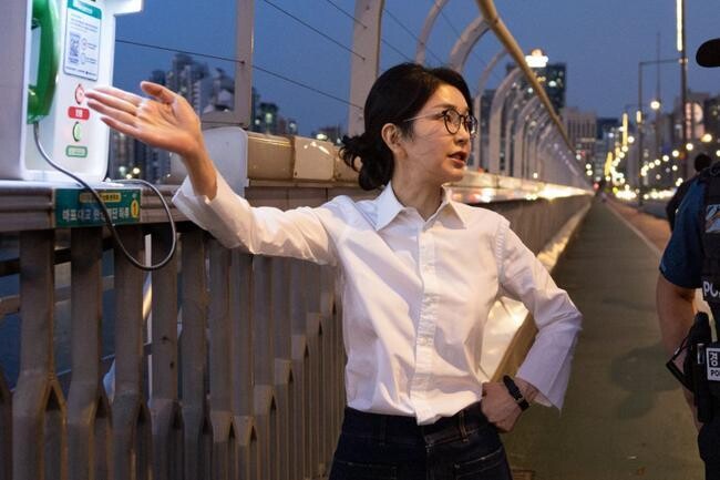 더불어민주당은 4월 30일 윤석열 전 대통령과 김건희 씨 자택에 대한 검찰의 압수수색 소식과 관련해 강한 비판을 쏟아냈다.