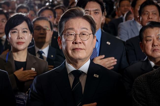 이재명 제21대 대통령선거 후보자가 2025.04.30.(수) 국회 의원회관 대회의실에서 열린 제21대 대통령선거 선거대책위원회 출범식에 참석하여 구호를 외치며 기념 촬영을 하고 있다.