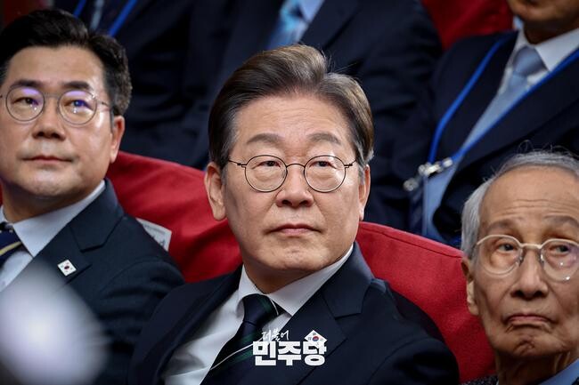 이재명 제21대 대통령선거 후보자가 2025.04.30.(수) 국회 의원회관 대회의실에서 열린 제21대 대통령선거 선거대책위원회 출범식에 참석하여 구호를 외치며 기념 촬영을 하고 있다.