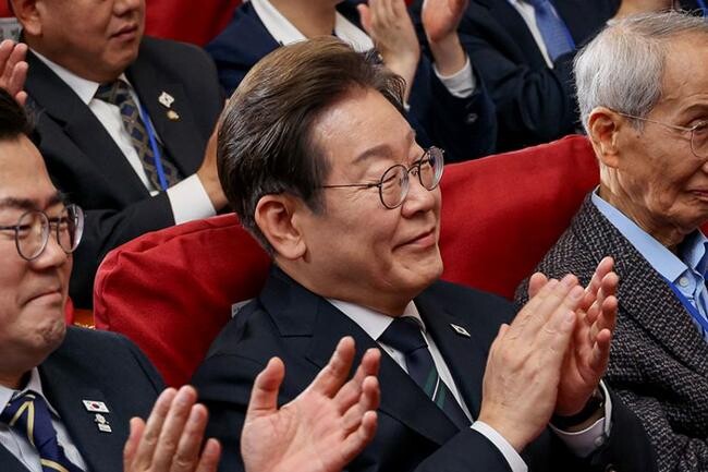 이재명 제21대 대통령선거 후보자가 2025.04.30.(수) 국회 의원회관 대회의실에서 열린 제21대 대통령선거 선거대책위원회 출범식에 참석하여 박수를 치고 있다.