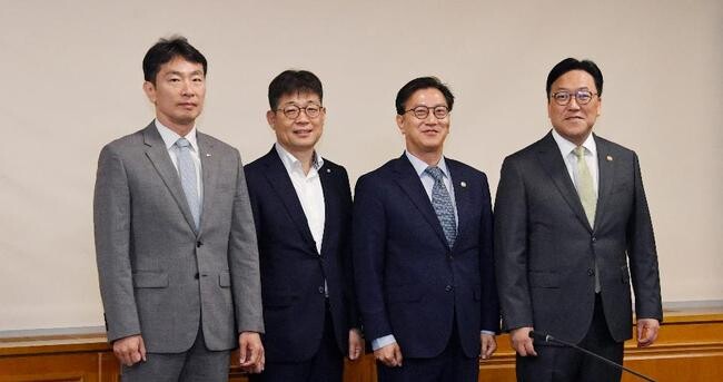 김범석 기획재정부 장관 직무대행이 5월 8일 오전 서울 중구 은행회관에서 열린 `거시경제금융현안간담회`를 주재, 회의 시작에 앞서 기념촬영을 하고 있다. 사진 왼쪽부터 이복현 금융감독원장, 유상대 한국은행 부총재, 김범석 기획재정부 장관 직무대행, 김병환 금융위원장.