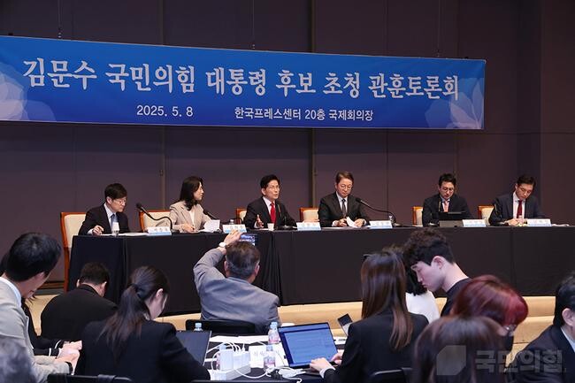 김문수 국민의힘 대통령 후보는 지난 8일 오전 서울 중구 한국프레스센터 국제회의장에서 열린 관훈클럽 초청 토론회에 참석하고 패널들의 질문에 답변하고 있다.