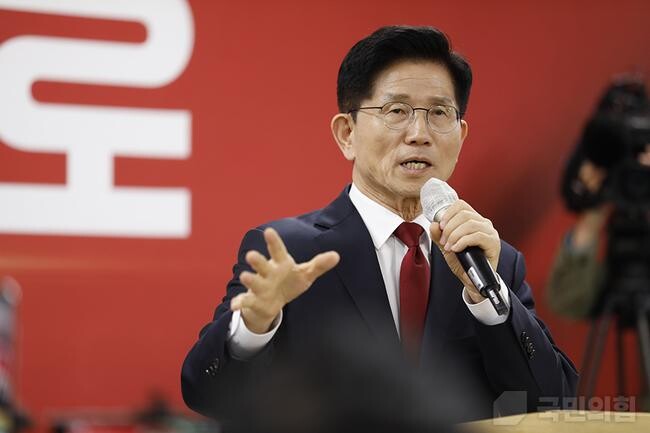 제21대 대통령선거 공식선거운동 기간 첫날인 12일 오후 김문수 대통령 후보가 국민의힘 대전시당에서 충청권 선대위 출정식을 갖고 필승을 다짐하고 있다.