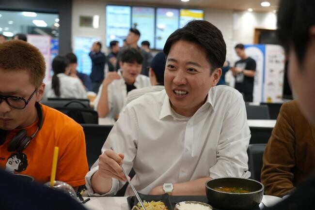 이준석 개혁신당 대통령 후보가 5월 12일 정오, 연세대학교 학생식당에서 학식 간담회를 갖고 있다.