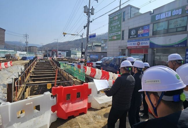 경기도는 5월 13일, 수원 · 용인 · 화성 · 남양주 등 도내 16개 시군의 재해복구사업장 176곳을 대상으로 5월 14일부터 23일까지 도-시군 합동 현장 점검을 실시한다고 밝혔다.