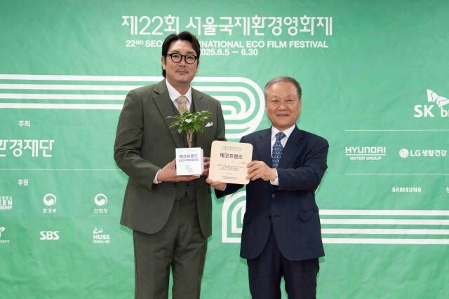 14일 서울 중구 환경재단 레이첼카슨홀에서 열린 제22회 서울국제환경영화제 기자간담회에서 최열 조직위원장이 배우 조진웅에게 공식 홍보대사 `에코프렌즈` 위촉패 전달 후 기념사진을 촬영하고 있다. 올해 에코프렌즈는 조진웅 배우와 김은희 작가가 함께 활동할 예정이다